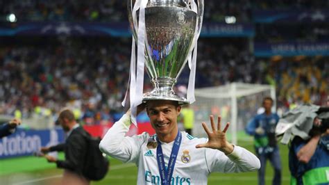 Cristiano Ronaldo Champions League Trophy Gambaran