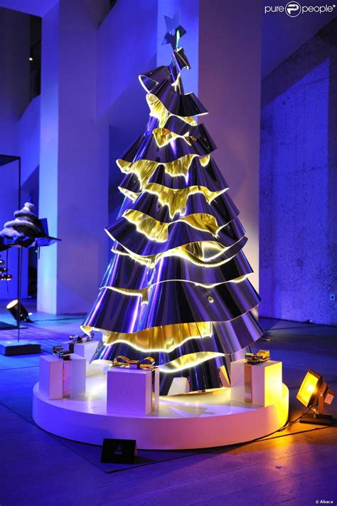 Sapin Imaginé Par La Maison Dior Pour La 16e édition Des Sapins De Noël