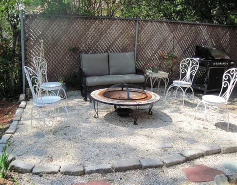 In the crisp autumn evenings, you and your family can gather around the flame, roast marshmallows, and tell using a piece of rebar and string, determine the intended width of your fire pit area. Gravel Backyard Design Ideas | Turriglios. | backyard ...