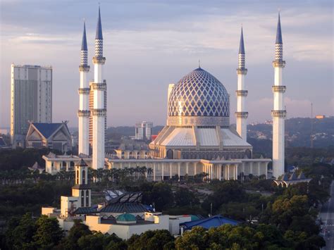 The late sultan of selangor, of whom the mosque was named after, played a monumental role in the construction of this mosque. 7 Masjid Terbesar di Asia Tenggara, 4 Di Antaranya di ...