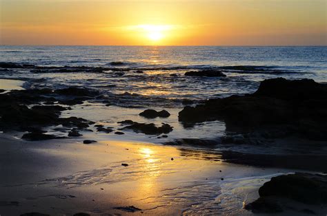 Wir sind ein 4 sterne hotel am strand im spanischen cádiz und gehören zur palafox gruppe aus zaragoza. Sonnenaufgang am Strand von Costa Palma auf der Insel ...