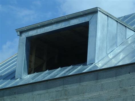 Son style est souvent dicté par la lucarne de toit est une fenêtre intégrée dans la toiture. Couverture en zinc, pente à 45° - Nantes (44)