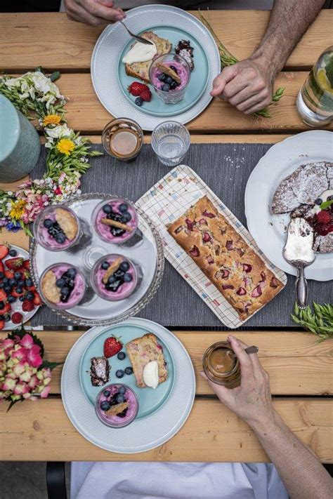 Euch waschechten deutschen (und ulf) können wir natürlich nicht eine. Midsommar Buffet Rezepte, sommerliche Tischdeko Ideen und ...