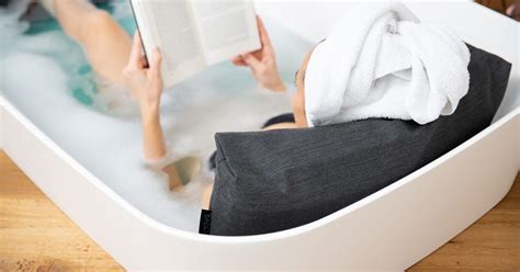 Wie gut das produkt wirklich ist, haben wir bei gala getestet. Lifestyle | Badesofa in 2020 | Badewannenkissen, Wannenbad ...