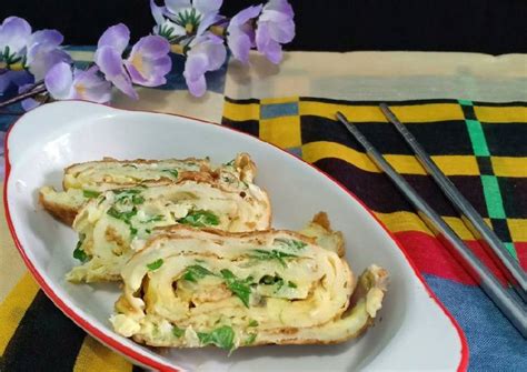 Dadar gulung adalah satu jenis jajanan pasar yg sering kita temui.dadar gulung semakin hari. Resep Tamagoyaki / telur dadar gulung bunga bawang oleh ...