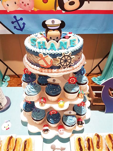 This is a great looking tsum tsum cake, i would love a piece of it =). Tsum Tsum Carnival Birthday Cake (con imágenes) | Fiesta ...