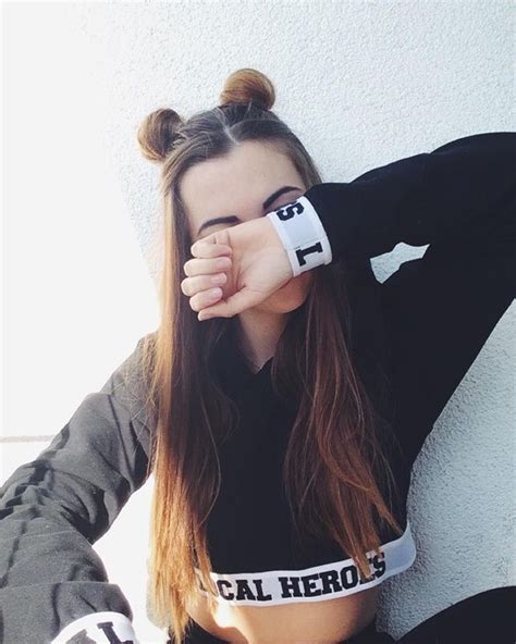 42 Best Selfie Poses For Girls That Are Trending In Instagram Selfie