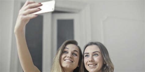 10 ideas para tomarte una selfie con cara de aburrida caras poses para fotos poses kulturaupice
