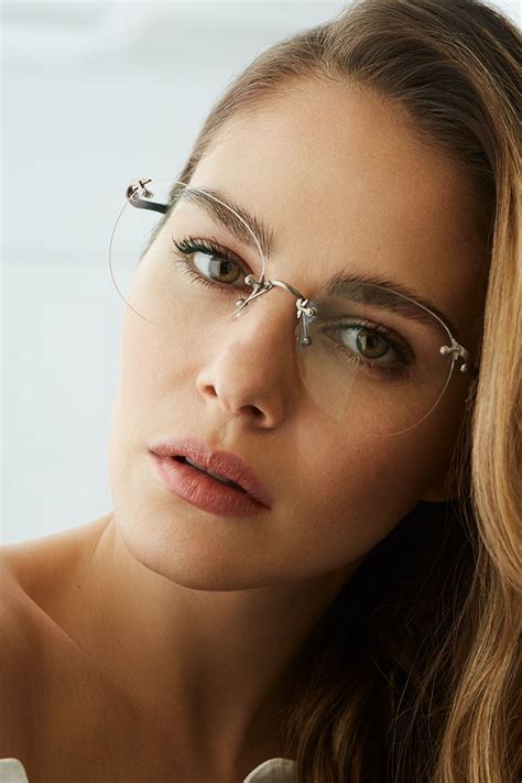 Chica Posando Para Una Foto Mientras Ense A Sus Peque Os Lentes