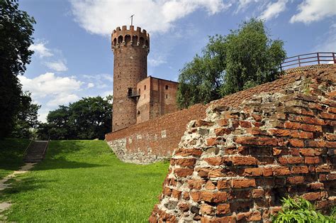 Krajowy plan odbudowy został oficjalnie wysłany do komisji europejskiej i jest dokumentem zamkniętym, nie podlega żadnej weryfikacji, dlatego odwlekanie ratyfikacji funduszu odbudowy dlatego odwlekanie głosowania, decyzji w tej sprawie czy ratyfikacji jest nieuzasadnione, bo z naszej. Zamek krzyżacki w Świeciu zostanie odbudowany - Polskie Radio PiK