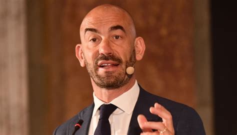 Matteo bassetti, italian physician, researcher. Covid, sale età media dei malati. Bassetti spiega cos'è ...