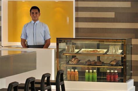 Holiday xpress is a modern luxury and business hotel in dhaka located within the heart of the city and in easy reach of uttara,baridhara,gulshan and banani.it is just 5 minutes walking distance from the international airport and 3 minutes walking distance of the airport railway. Holiday Inn Express Ahmedabad Ashram Road - Pay and Go ...