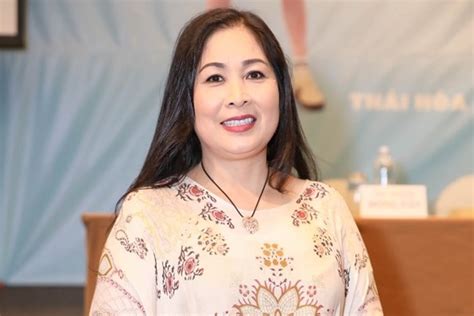 Hồng đào tốt nghiệp khoa diễn viên kịch nghệ trường nghệ thuật sân khấu 2 (nay là đại học sân khấu điện ảnh cùng với hồng vân, thành lộc, hữu châu, hồng đào thuộc thế hệ vàng của sân khấu kịch sài gòn. NSND Hồng Vân: Ngại nhất là tôi phải quyến rũ Thái Hòa ...