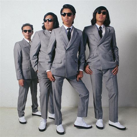 Merpati kan terbang hinggap di jemari. Lirik Lagu Bunga Kugiran Masdo - Mieza S