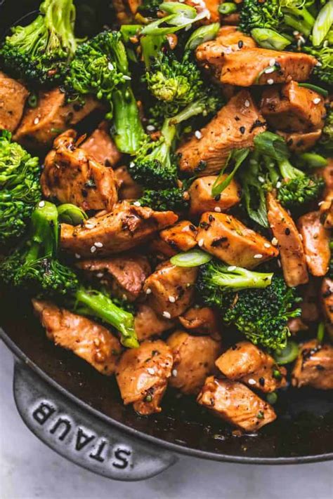 This chicken's a little nutty, a little crispy, and comes complete with a side of roast vegetables. Chicken and Broccoli Stir Fry | Creme De La Crumb