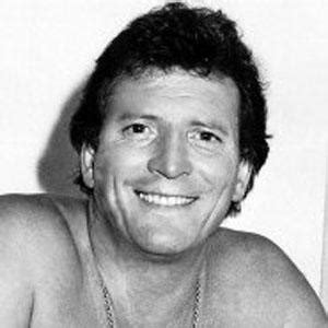 1976'dan 2006'ya kadar göründüğü pembe dizi coronation street'teki mike baldwin rolüyle tanınıyordu. Johnny Briggs - Bio, Family, Trivia | Famous Birthdays