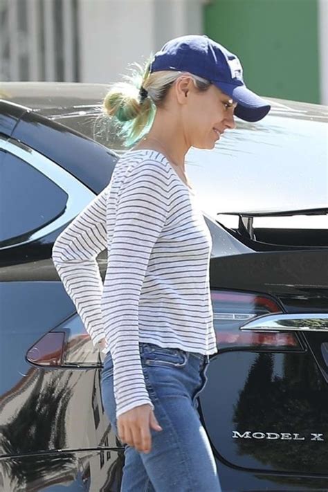Photos Mila Kunis Showing Her New Blonde Hair Color In Los Angeles