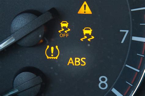 Kedudukan tayar belakang sebelah kanan berada di atas garisan kuning. Fahami fungsi butang Traction Control System(TCS) di ...