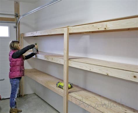 Die lage der regale in der garage ist ein wichtiger schritt bei der organisation des projekts. Einfache und schnelle DIY-Garage oder Kellerregal für die ...
