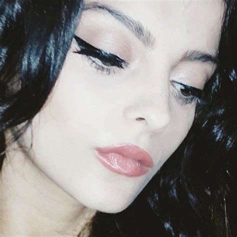 Bebe Rexha Makeup Black Eyeshadow Nude Eyeshadow And Mauve Lipstick