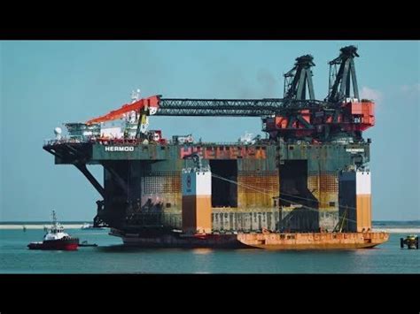 The dockwise vanguard's first cargo, the jack/st. Dockwise Vanguard loading Hermod - YouTube