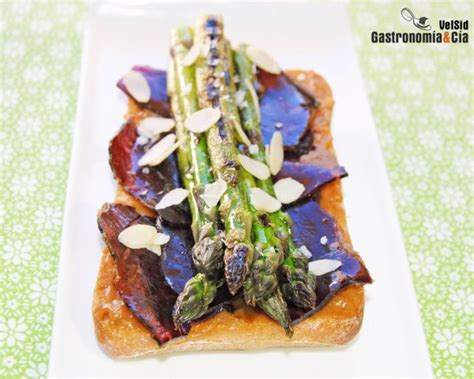 Normalmente son platos que ponemos en la mesa para ir abriendo boca, aunque muchos de ellos servirían como primer o segundo plato de una comida. Recetas de tapas y pinchos con verduras de primavera