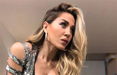 Jimena barón lo hizo de nuevo, en medio de la polémica publicó un adelantó de su tema puta. Jimena Barón sorprendió a todos al caminar como una araña ...