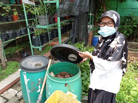 Meskipun banyak orang percaya jika daun sirih bisa mengatasi keputihan, hingga kini belum ada penelitian. Olah Daun Sirih Jadi Keripik, SDN Tangerang 5 Andalkan ...
