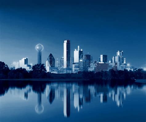 Dallas Skyline Reflection No Alvorecer Dallas Do Centro Texas Eua