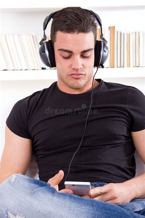 Música Que Escucha Del Hombre Con El Auricular Foto De Archivo Imagen