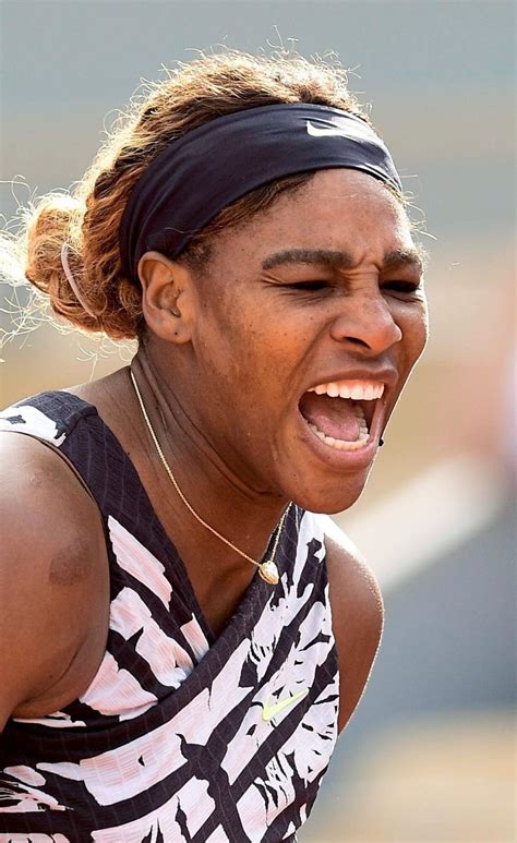 Serena williams smashes her racquet; "Mutter, Königin": Serena Williams provoziert mit Outfit ...