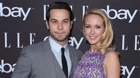 pitch perfect co stars anna camp and skylar astin get engaged abc news