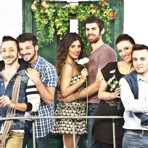 La prima cosa bella, è stata scritta da mogol per il testo e da nicola di bari e gian franco reverberi per la musica. I Ricchi e Poveri diventano un musical