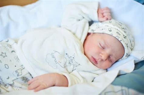 Cómo Vestir A Un Bebé Recién Nacido Primeros Bebés