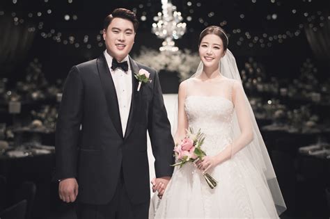 1987년 1월 22일 출생으로 신장은 173cm이고 2009년 sbs 《슈퍼 모델 선발 대회》에서 입상을 한 전력이 있으며 이후 2010년부터 2014년까지 sbs 스포츠 아나운서 활동. #축복 곧 행복 #웃음꽃 가득 핀 류현진♥배지현 결혼 :: 네이버 TV ...