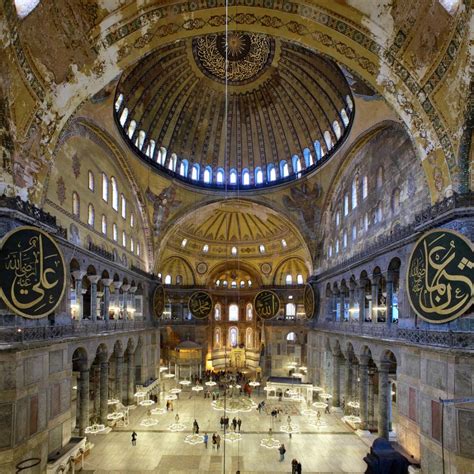 Ayasofya tarihi ile ilgili ilk vereceğimiz bilgi, günümüze gelene kadar 3 defa inşa edilmiş olmasıdır. Cuda architektury - ciekawostki o Hagia Sophia - Joe Monster