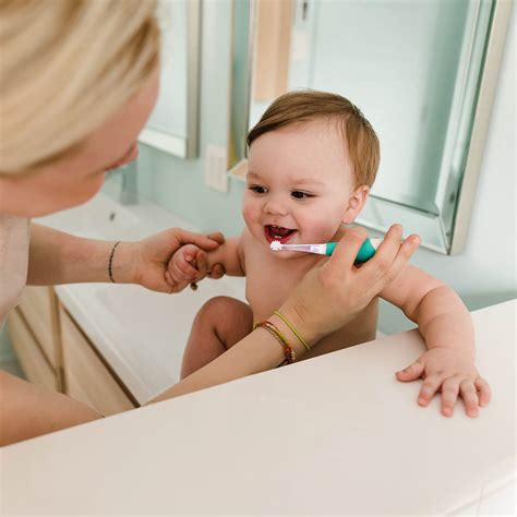 ¿te interesa saber cual es nuestra ahora, que ya debes tener más o menos una idea de qué se trata un cepillo dental eléctrico rotatorio y uno sónico, pasaré a recomendarte cuatro. Sönik - Cepillo de dientes sónico para bebé | bbluv.com.mx