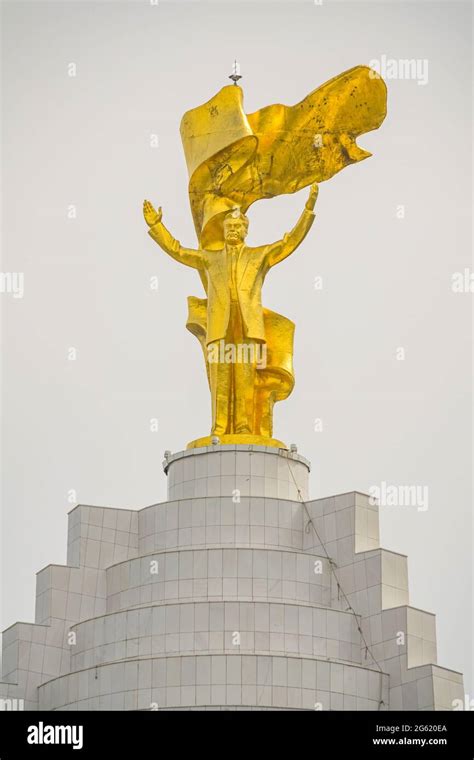 Estatua De Saparmurat Niyazov En La Cima Del Monumento A La Neutralidad