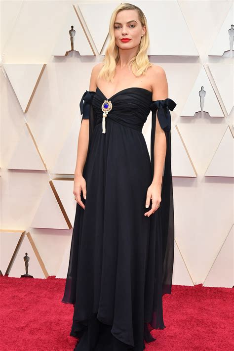 Margot Robbie S Vintage Chanel Couture Dress At The Oscars Sends A