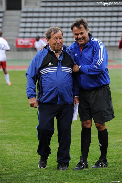 Guy roux et raymond domenech n'ont pas le même parler, les mêmes analyses. Guy Roux lors d'un match de gala opposant le Variété Club ...