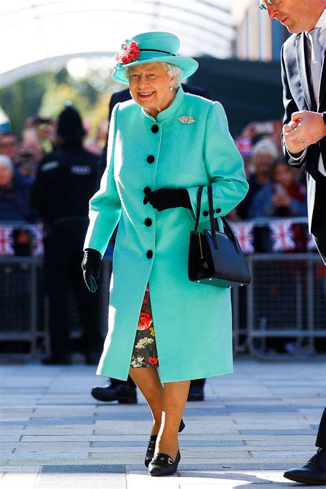 Elizabeth Ii Fashion Photos Of Queen Elizabeth S Style How The British Queen S Fashion Has
