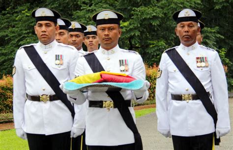 Sultan johor sultan ibrahim sultan iskandar mengaminkan doa di makam almarhum sultan iskandar. Sultan Johor Berkenan Anugerahkan 'Datuk' Kepada Tiga ...