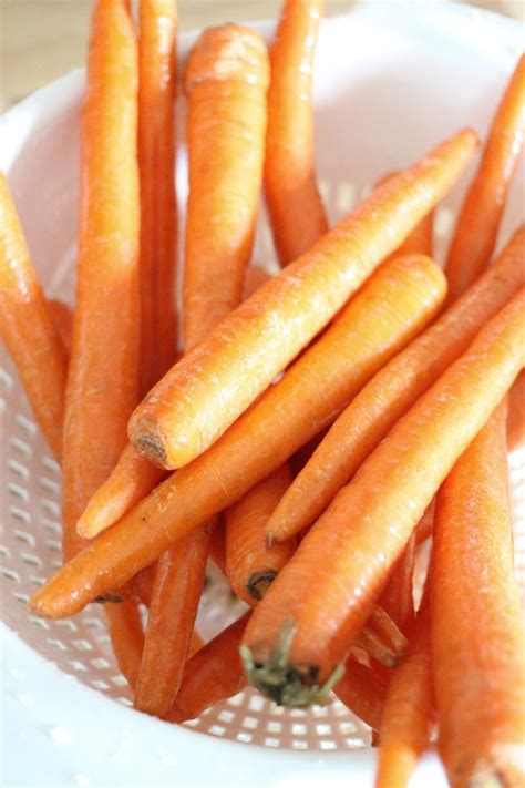 Baking the carrots in sugar, salt, cinnamon, and butter is a fantastic salty and sweet flavor combination. Mama Loves Food!: Easy Oven Roasted Garlic Butter Carrots ...