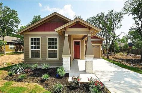 From a deep, homey brown exterior, as seen in this home pictured by daniellonergan, to more bright and colorful options, there are this whimsical bungalow from craftsmanbungalows uses shades of tan, yellow and green to create a playful color palette that really highlights the craftsman accents. 1000+ images about Craftsman Bungalows on Pinterest ...