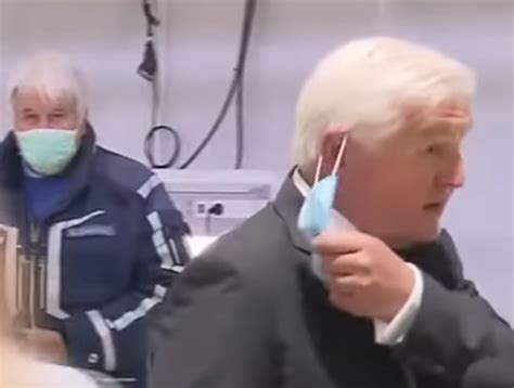 Bundespräsifent steinmeier, meint er erkönnte die menschen verarschen. Steinmeier reißt sich nach Interview Mundschutz vom Gesicht