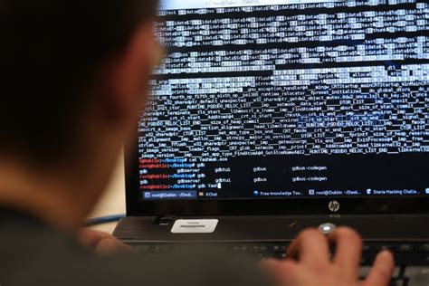 Larabia Saudita Va A Caccia Di Hacker Per Spiare Twitter E Whatsapp