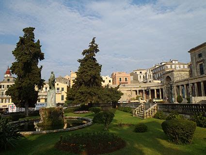 Χτίστηκαν και τα δύο από τους βενετούς μεταξύ 15ου και 16ου αιώνα. Κέρκυρα Αξιοθέατα