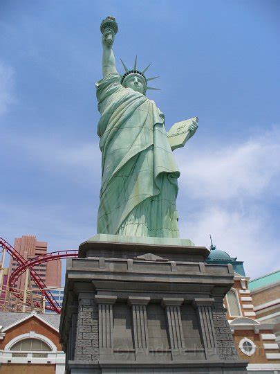 Das new york new york erwartet sie mit einer 46 m hohen nachbildung der freiheitsstatue, las vegas, las vegas. Bilder - Kategorie: Las Vegas - Bild: Freiheitsstatue des ...