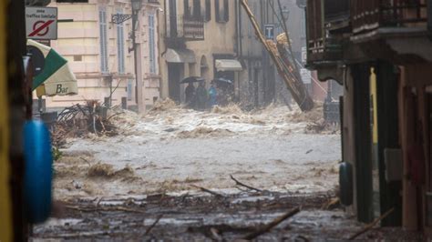 Der fällt gar gruselig aus. Unwettergefahr in Italien: Schnee und Regen - enorme ...