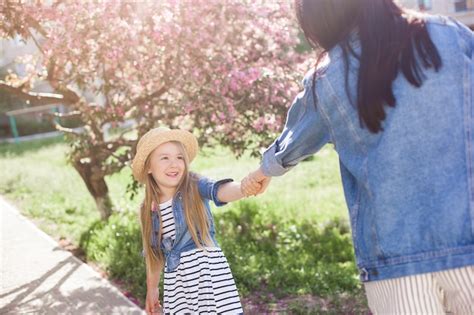 Joven Madre Y Su Pequeña Hija Divirtiéndose En Primavera Hermosa Mamá